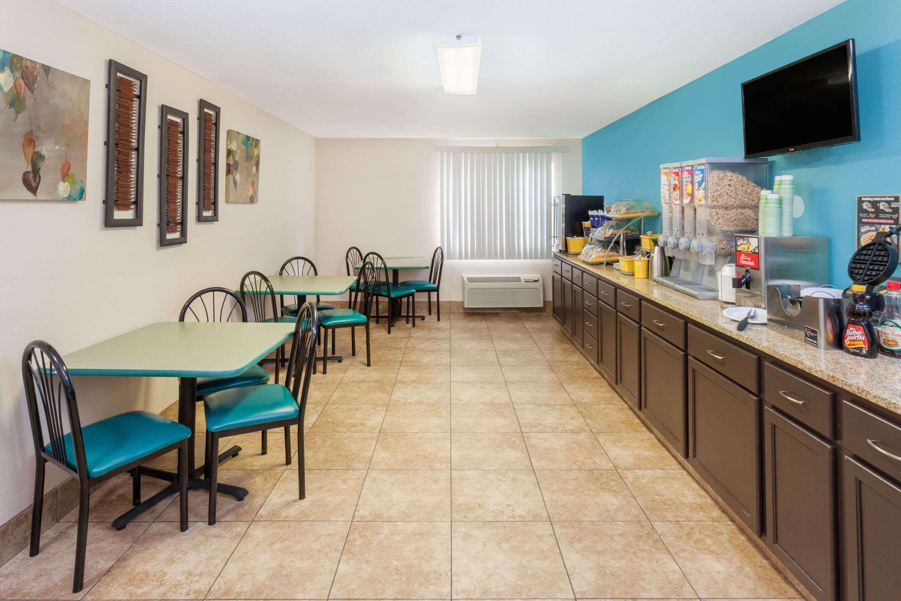 Days Inn By Wyndham Charleston Dış mekan fotoğraf