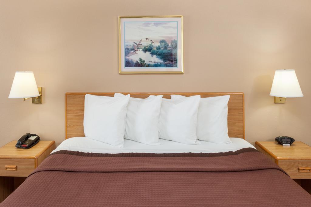 Days Inn By Wyndham Charleston Dış mekan fotoğraf
